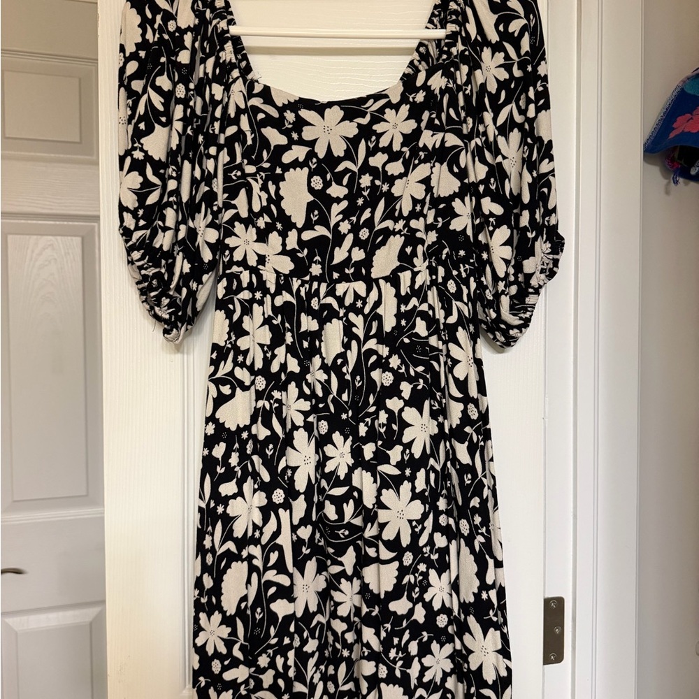 saltwater LUXE Black and White Floral Puff-Sleeve Midi Dress